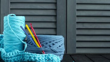 Bolsa meia-lua em crochê com fio náutico para looks de verão cheios de estilo