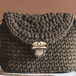 Bolsa tiracolo de crochê com alça metálica, o acessório artesanal do momento