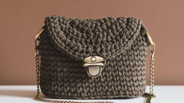 Bolsa tiracolo de crochê com alça metálica, o acessório artesanal do momento