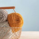 Cachecol infinito em crochê é o novo xodó do frio com estilo