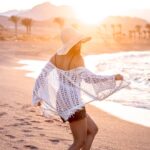 Crochê com toque leve, cangas artesanais estão dominando a moda praiana