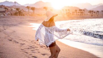 Crochê com toque leve, cangas artesanais estão dominando a moda praiana