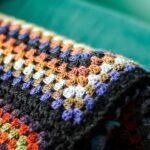 Aplicação de crochê em colchas de retalhos como painel central artesanal