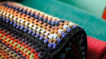 Aplicação de crochê em colchas de retalhos como painel central artesanal