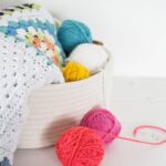 Colcha de cama em crochê com blocos geométricos que une conforto e arte manual