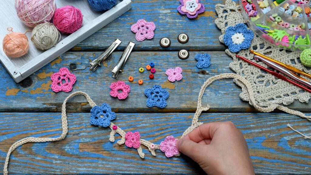 Pulseira de crochê com miçangas une delicadeza e estilo artesanal