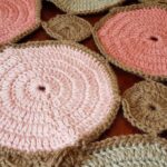 Essa toalhinha simples em crochê deixou o aparador com cara de casa de vó moderna