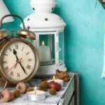 Relógio de parede com moldura de crochê para um toque artesanal na decoração