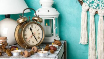 Relógio de parede com moldura de crochê para um toque artesanal na decoração