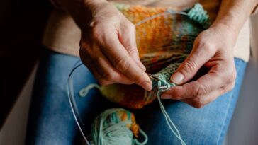 Protetor de borda de mesa em crochê evita riscos e deixa o ambiente mais aconchegante