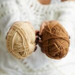 A técnica que garante caimento perfeito na blusa de crochê mais leve do verão