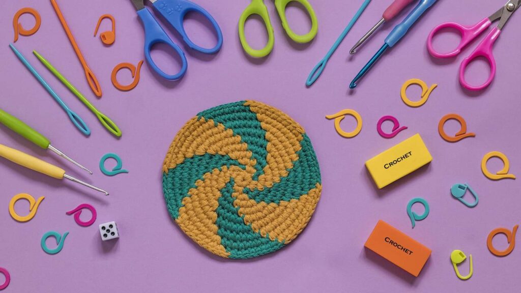 Colorido, moderno e artesanal, esse tapete espiral está conquistando os lares