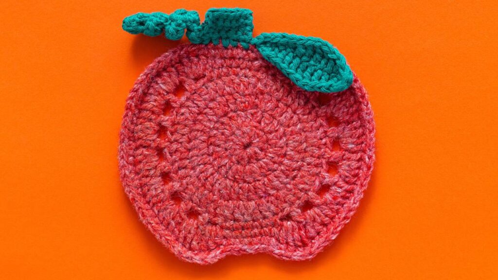 Porta-copos de crochê vermelho cereja em formato de frutas divertidas