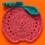 Porta-copos de crochê vermelho cereja em formato de frutas divertidas