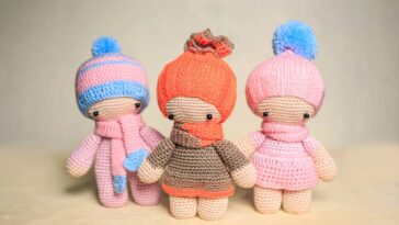 Boneca de crochê com roupinhas removíveis para brincar e colecionar com encanto