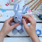 Amigurumi coelho com orelhas grandes e macias para um toque de ternura artesanal