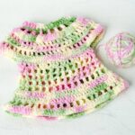 Vestido de crochê para bebê em fio de algodão para um visual leve e encantador