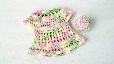 Vestido de crochê para bebê em fio de algodão para um visual leve e encantador