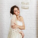 Vestido de crochê com fios leves valoriza o corpo com frescor e elegância