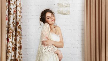 Vestido de crochê com fios leves valoriza o corpo com frescor e elegância