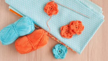 A peça de crochê que transformou o sofá com um detalhe surpreendente