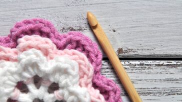 O truque simples que deixa sua flor de crochê mais firme e bonita