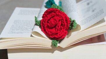 Crochê com efeito rendado floral 3D para peças delicadas e sofisticadas