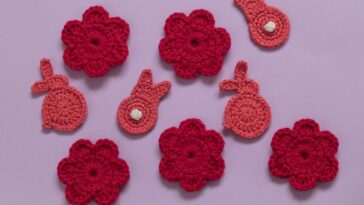 Jogo de banheiro de crochê com flores aplicadas para um toque artesanal e elegante