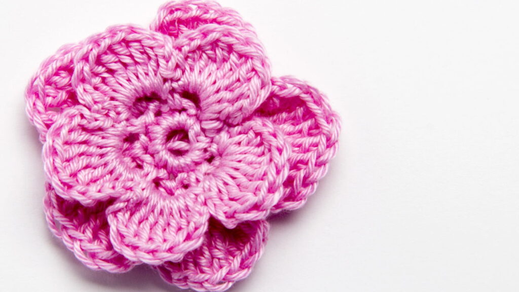 O guia mais completo para flores de crochê decorativas com acabamento perfeito