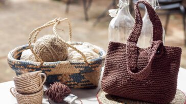 Essa bolsa de crochê com forro interno virou queridinha de quem ama praticidade