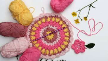 Mandala de crochê para jardim e área externa cheia de cor e energia