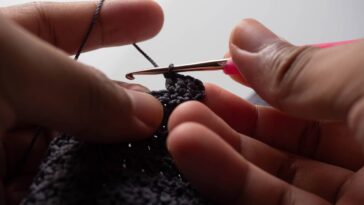 O modelo de crochê que está deixando os sofás mais estilosos