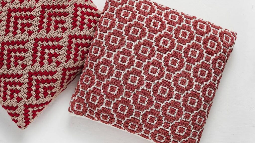 Capa de almofada em crochê com grafismo geométrico simples transforma sua decoração