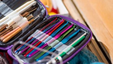 Jogo americano em crochê retangular deixa sua mesa elegante e acolhedora