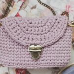 Bolsa de crochê simples com alça única é prática e cheia de charme