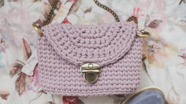 Bolsa de crochê simples com alça única é prática e cheia de charme