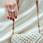 A bolsa em crochê transversal que virou desejo entre as apaixonadas por moda