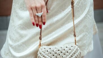 A bolsa em crochê transversal que virou desejo entre as apaixonadas por moda