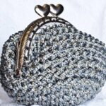 A mini clutch mais charmosa do crochê tem brilho na medida certa