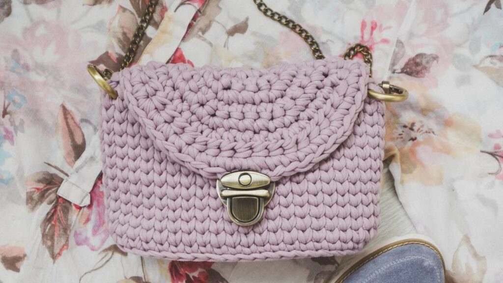 A bolsa de crochê com fio de malha mais prática e estilosa