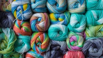 A mini clutch mais charmosa do crochê tem brilho na medida certa