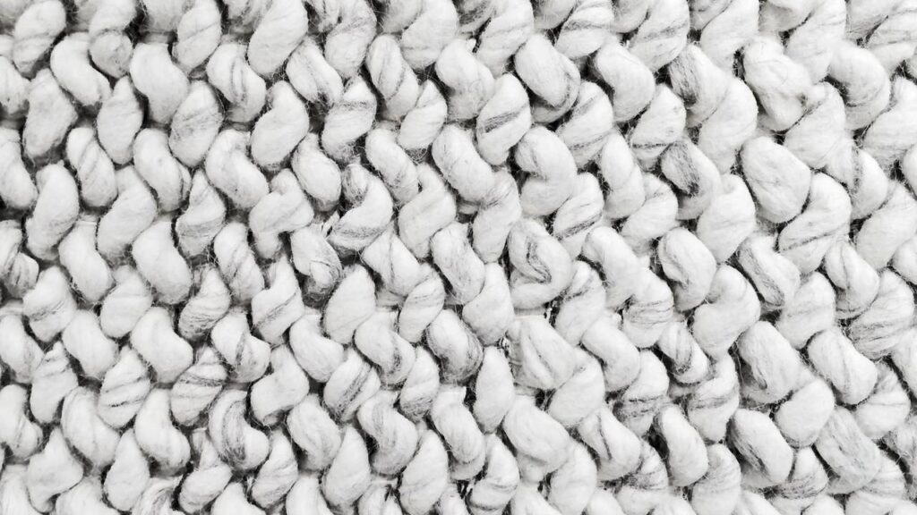 Tapete de crochê quadrado pequeno decora com charme e praticidade