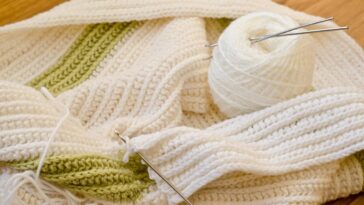 Essa peça de crochê salvou meus dias frios com charme e praticidade