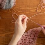 Cachecol de crochê com franjas transforma qualquer visual com aconchego e estilo