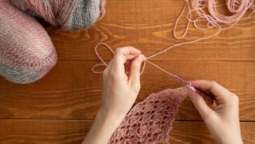 Cachecol de crochê com franjas transforma qualquer visual com aconchego e estilo