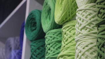 Bolsa meia-lua em crochê com fio náutico para looks de verão cheios de estilo