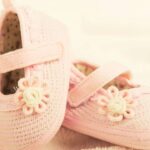 Sandália de bebê em crochê anatômica e confortável para os primeiros passos