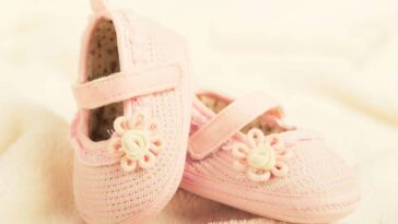 Sandália de bebê em crochê anatômica e confortável para os primeiros passos