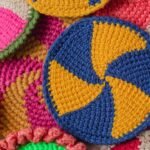 Colorido, moderno e artesanal, esse tapete espiral está conquistando os lares