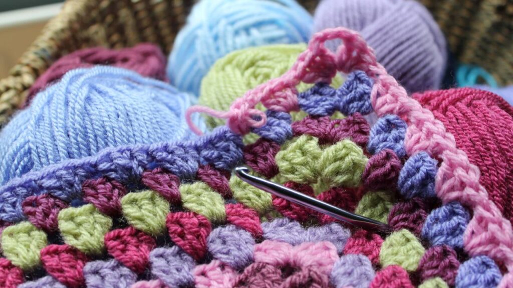 Esse truque simples faz sua tiara de crochê ficar perfeita na cabeça